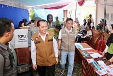 Kendarai Sepeda Motor, Pj Gubernur Sumsel Agus Fatoni dan Forkopimda Sumsel Tinjau Empat TPS di Kota Palembang