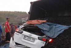 Jalan Licin Tak Kuat Menanjak, Dum Truk Batubara Ambruk Timpa Kijang Innova,  2 Orang Tewas