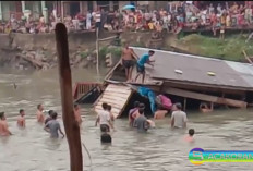 Diterjang Badai, Rumah Ambruk dan Hanyut Terbawa Arus Sungai. Warga Berjibaku Selamatkan Harta Benda?