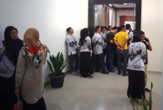 Foto Kajari Bersama Oknum LSM dan Wartawan Dijadikan Alat Untuk 'Memeras' Ratusan Guru Ancam Mogok Masal