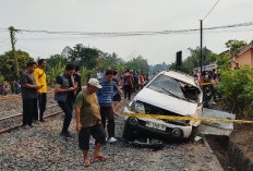 Mobil Panther Tertemper KA, Empat Orang Tewas di Prabumulih
