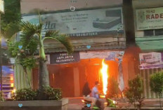 Ruko 3 Lantai Dilalap Api, Ledakan Travo PLN Bikin Warga Panik