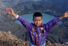 Langkah Kecil Aqa Ikut Kibarkan  Merah Putih  di Puncak Dempo