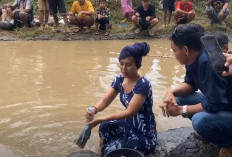 Lomba Mancing Protes Jalan Berkubang, Kali ini Ibu-Ibu Mencuci Pakaian