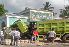 Sopir Mengantuk, Truk Angkutan Pasir Tabrak Pagar Masjid