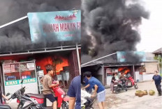 Karyawan Sibuk Masak, Selang Gas Elpiji Bocor, Rumah Makan Padang Ludes Terbakar