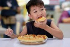 Waspada! Kebiasaan Makan Ini Bisa Meningkatkan Risiko Asma pada Anak, Yuk Cek Disini Moms