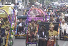 Bikin Heboh! Ratusan Pasangan Nikah Massal Diarak Becak Keliling Kota ini…