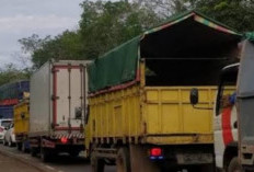 Banyak Truk Masih Melintas di Jalintim Sumsel, Jalanan Macet Total, SKB 3 Menteri Dilanggar?