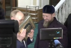  Heboh! Vladimir Putin Peluk dan Cium Al Quran Berlapis Emas di Masjid Baru Nabi Isa