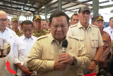 Netizen Murka! Bahlil Tersenyum Sambil 'Colek' Bos Danantara Saat Prabowo Ungkap Kerugian Negara 300 Triliun
