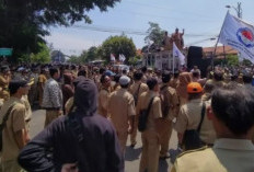 Perangkat Desa di Batang Bakar Seragam, Tuntut Gaji Yang Belum Dibayar