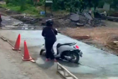 Kocak! Emak-emak Ini Terjebak di Jalan Coran, Begini Lho Keadaannya