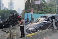 Gatot Subroto Gempar! Pajero Terbalik Usai Tabrak Separator, 2 Pemotor Luka-Luka