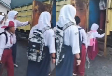 Viral! Demi Pendidikan Anak, Bapak Ini Ubah Truk Menjadi Bus Sekolah, Netizen Ramai Sentil Pemerintah
