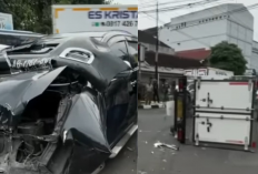 Duar! Minibus Terobos Lampu Merah, Tabrak Mobil Boks hingga Terbalik di Tengah Jalan