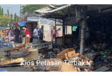 Duaarrr, Kios Petasan di Rawamangun Hangus Terbakar, Untung Gak Meledak!