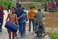 Pemerintah Tidak Tanggap, Jembatan Penghubung Dua Kabupaten Terendam Banjir