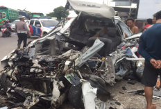 Ngeri! Diduga Sopir Mabuk, Pengendara Mobil Honda Jazz di Jember Tabrak Dua Truk Beras, 2 Orang Meninggal