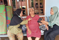 Dokter, Bidan dan Perawat  Berjibaku Lawan Banjir,  Jemput Bola Layani Warga Akibat Puskesmas Terendam Banjir