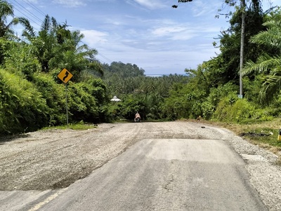 Koral Tambal Sulam Jalan Provinsi Bengkulu Berserakan, Rawan Kecelakaan!
