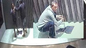 Tiga Pria Nekat Bobol Ruko Toko Manisan