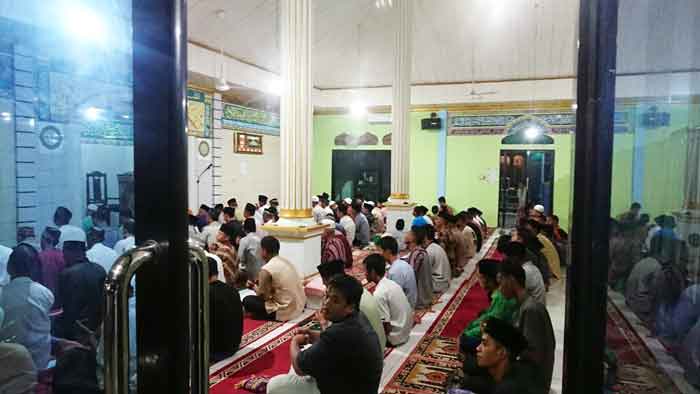 Tahun Ini Puasa Serentak, Warga Mulai Tarawih