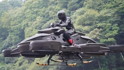 Motor Terbang Pertama