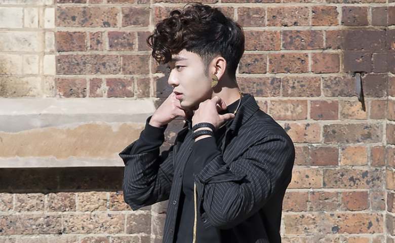 Punya Rambut Ikal? Seperti Ini Bro Cara Merawat Rambut Ikal Pria