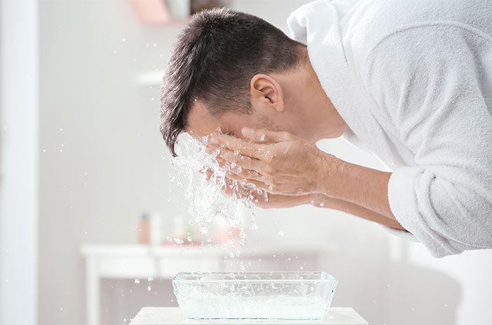 PENTING, Ini Manfaat Cuci Muka Bagi Pria yang Wajib Kamu Ketahui!
