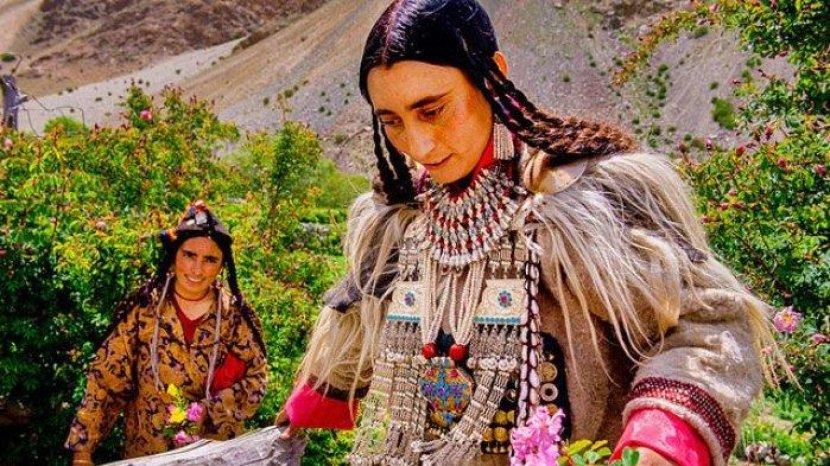 MENGAGETKAN, Demi Hindari Roh Jahat Suku Brokpa Melakukan Tradisi Bertukar Istri