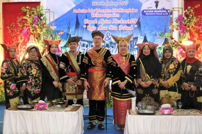 BMKM Beri Gelar Kehormatan Rajo Alam Nan Batuah Kepada Wali Kota Bumi Besemah