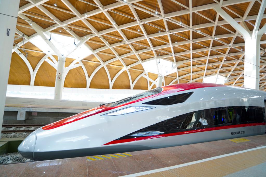 Mantap! Pakai KCJB, Melaju di Kecepatan 351 KM/Jam Tetap Aman