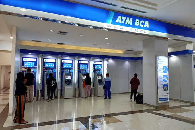 Mesin ATM, Diperkenalkan Pertama di Inggris, di Indonesia Dipelopori Oleh BCA