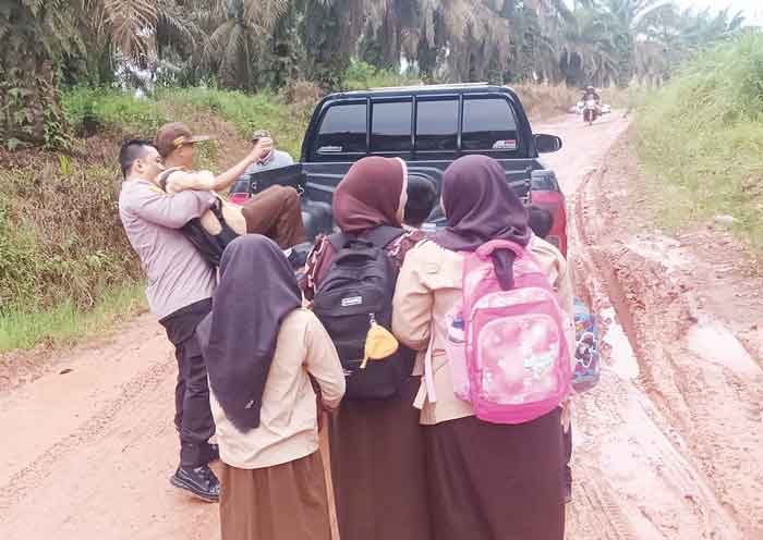 Angkutan Sekolah Terperosok, Pelajar Dievakuasi Kapolsek