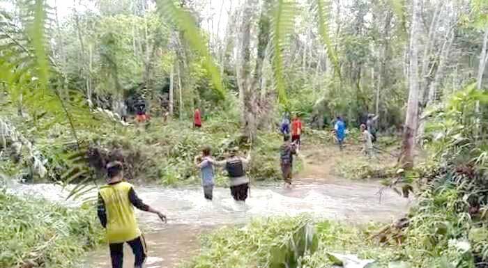 Warga Muara Saling Diteror Ular Piton