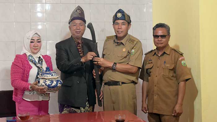 Guci dan Pedang dari Masa Kolonial Belanda