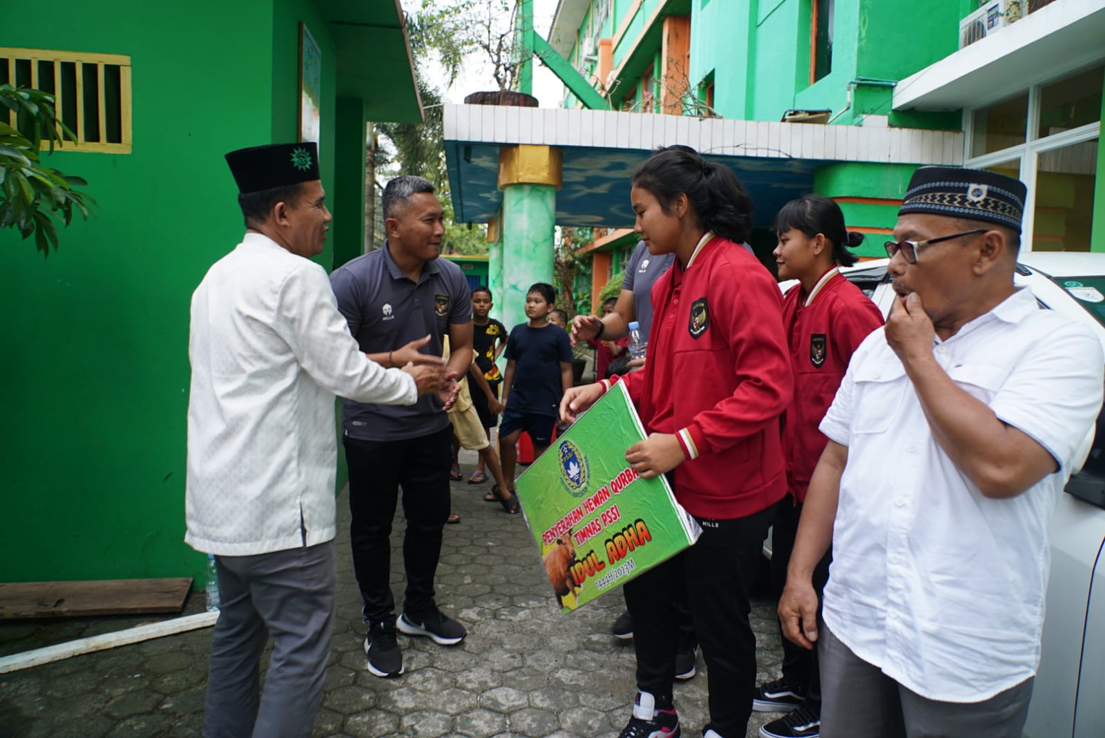 Di Palembang, Sapi Kurban Timnas U-19 Putri Diserahkan di Sekolahan Ini