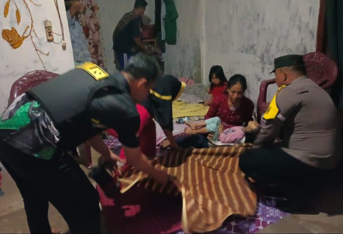 Tengah Malam Berjalan Kaki Gendong Anak yang Sakit, Diperjalanan Anaknya Meninggal