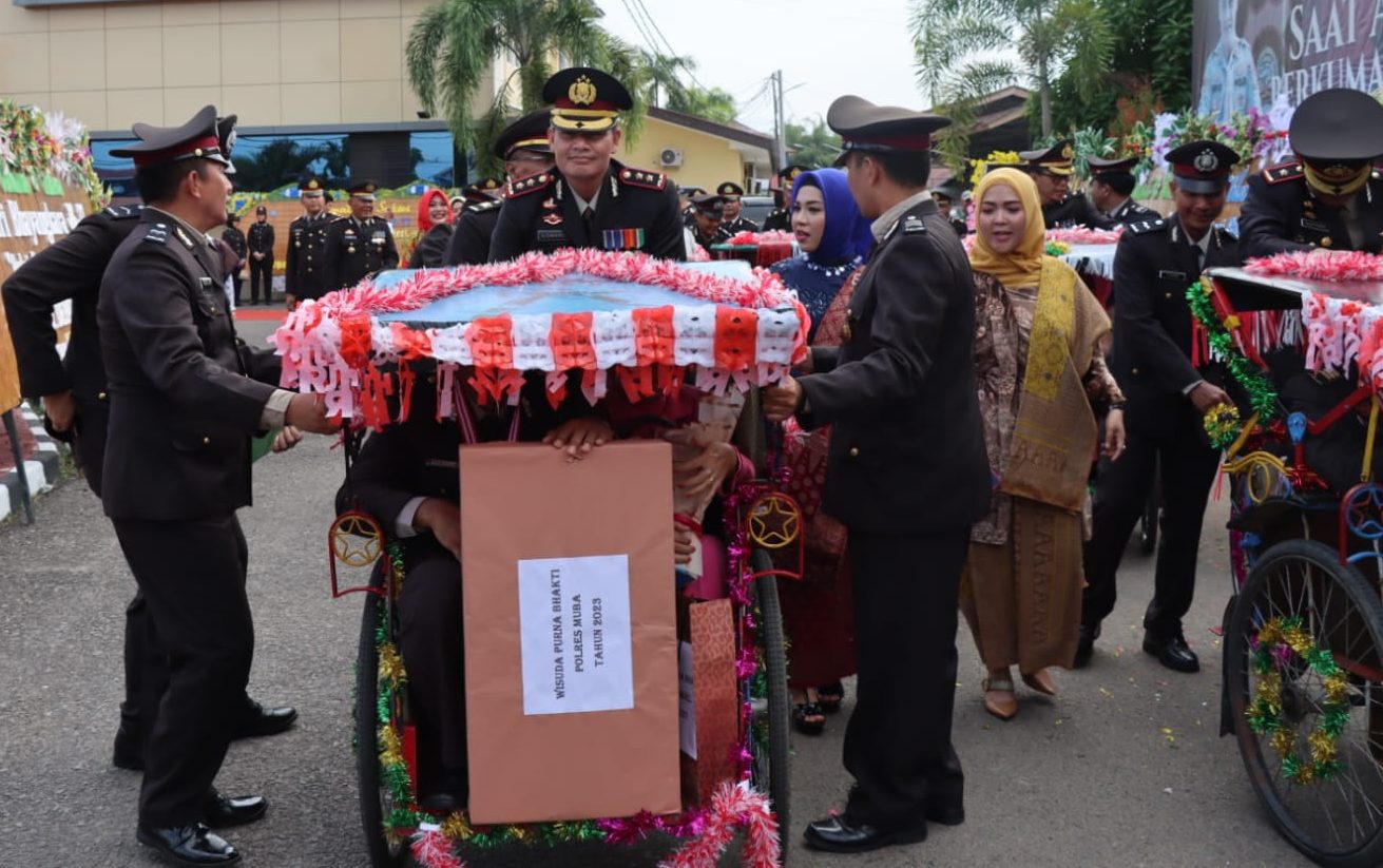 Antar Anak Buahnya Pakai Becak, Pesan Kapolres Ini Bikin Terharu