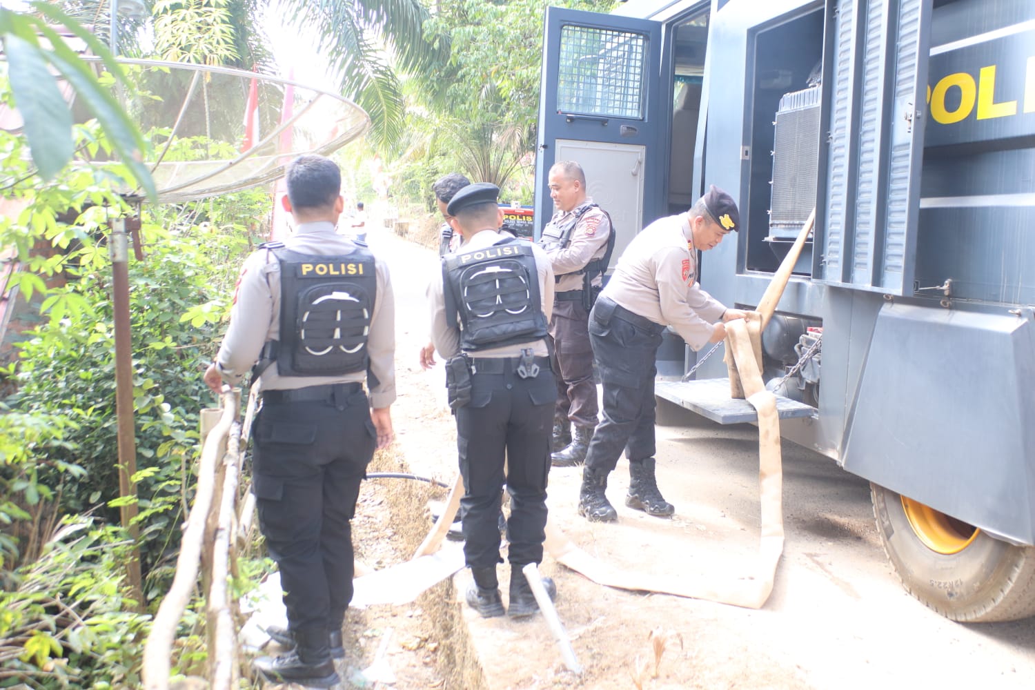 Kemarau, Polres Muara Enim Turunkan Mobil Water Cannon Bantu Air Bersih