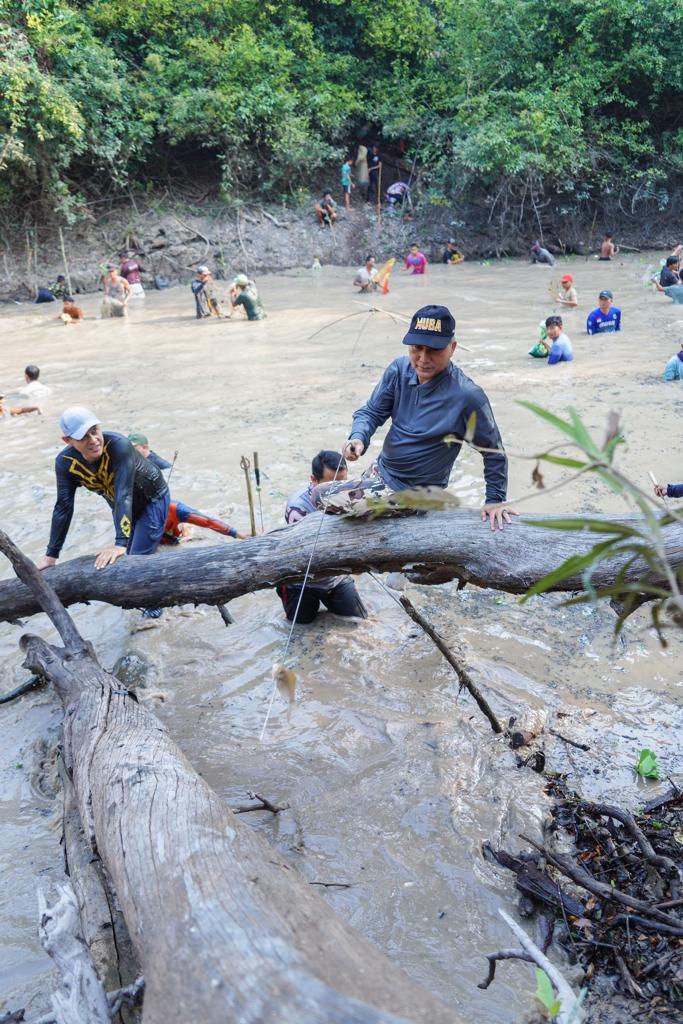 Penjabat Bupati Muba dan Istri ‘Basah-basahan’ di Muka Umum