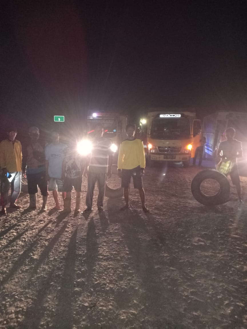 Selalu Hisap Debu, Warga Desa Prambatan Tutup Jalan Khusus Batubara