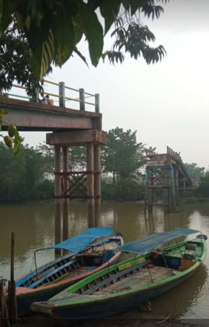 Ponton Tanpa Muatan Tabrak  Jembatan Desa Merah Mata