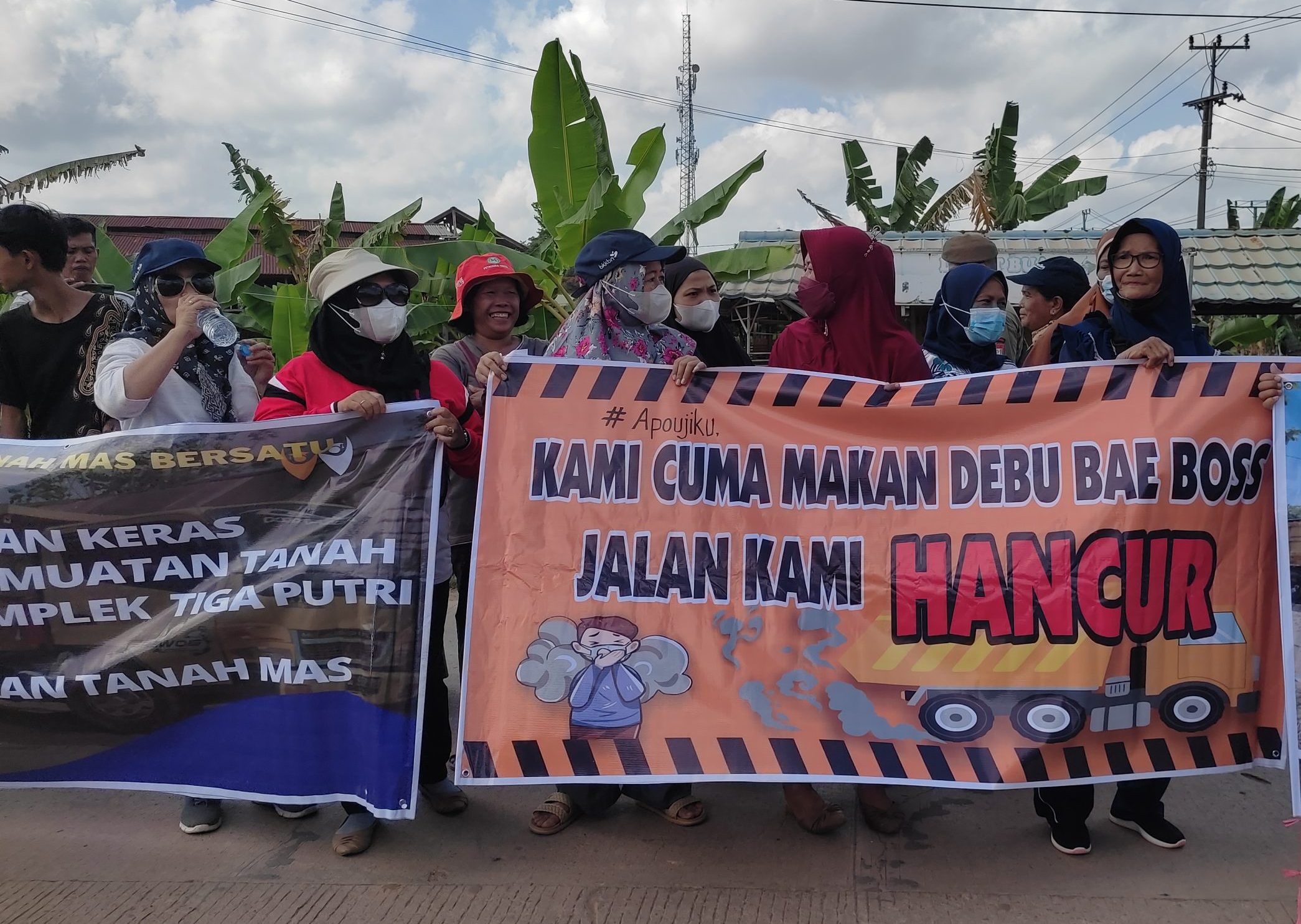 Tak Kuat Selalu ‘Makan Debu” Ibu-ibu Ikut Turun ke Jalan