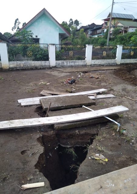 Astaga, Hujan Deras Diiringi Petir, Tanah Terbelah 5 Rumah Rusak