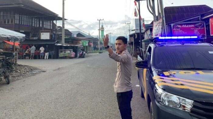 Jalan Lurus Dipatroli Polisi di Sore Hari