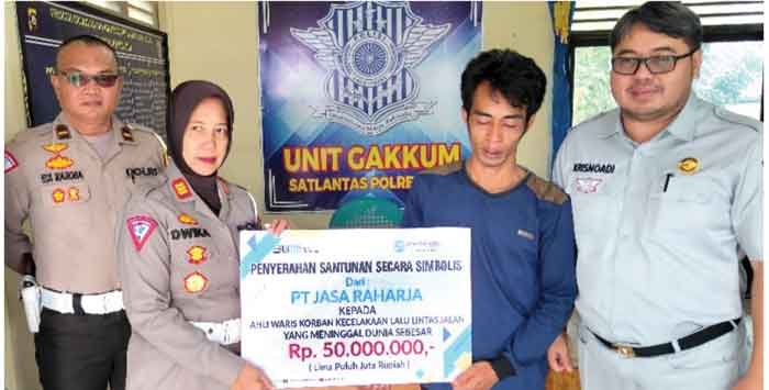 Truk Berjalan Zigzag Elakkan Lubang