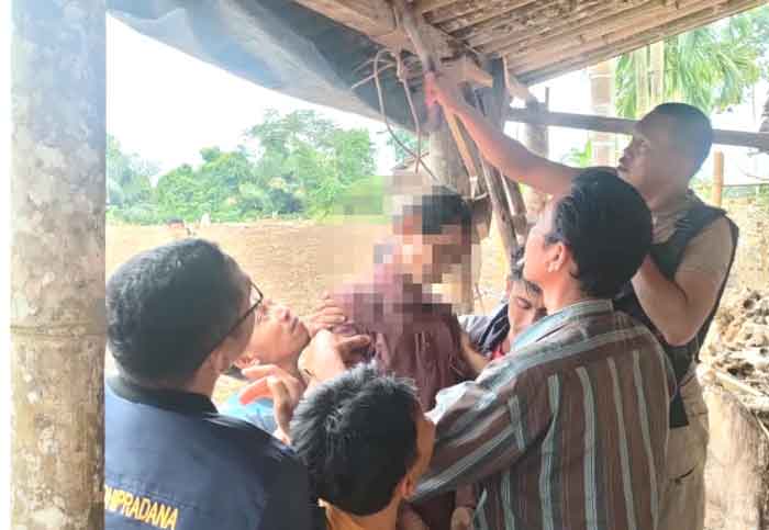 Petani Tergantung di Teras Rumah