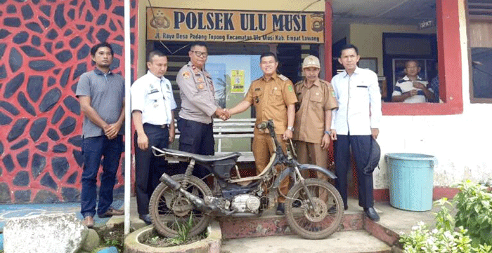 Dua Kades Serahkan Motor Bodong ke Polisi